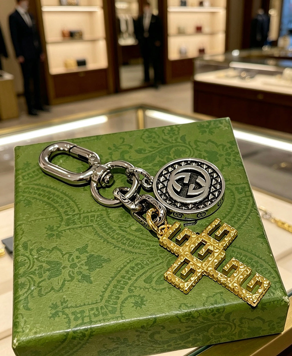 Double-G Emblem Keychain in Polished Metal-Tone – Design 012 close-up detail