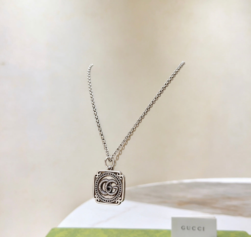Double-G Emblem Pendant Necklace in Silver-Tone – Vintage Detail – Design 049 side detail