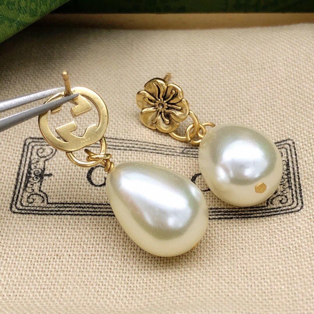 Double-G Emblem Statement Earrings in Polished Metal-Tone – Design 002 side detail