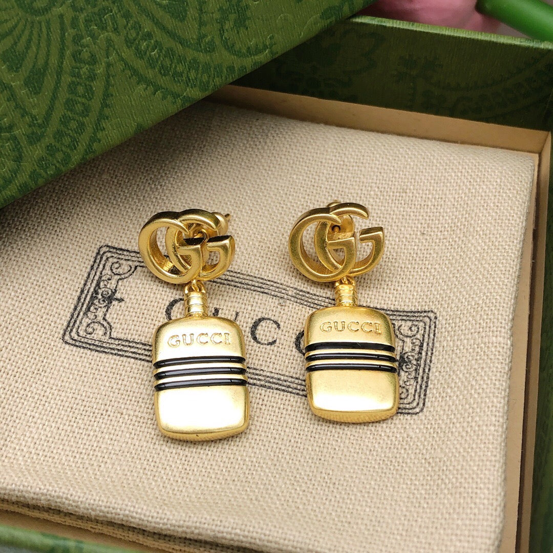 Double-G Emblem Stud Earrings in Polished Metal-Tone – Design 016 detail view