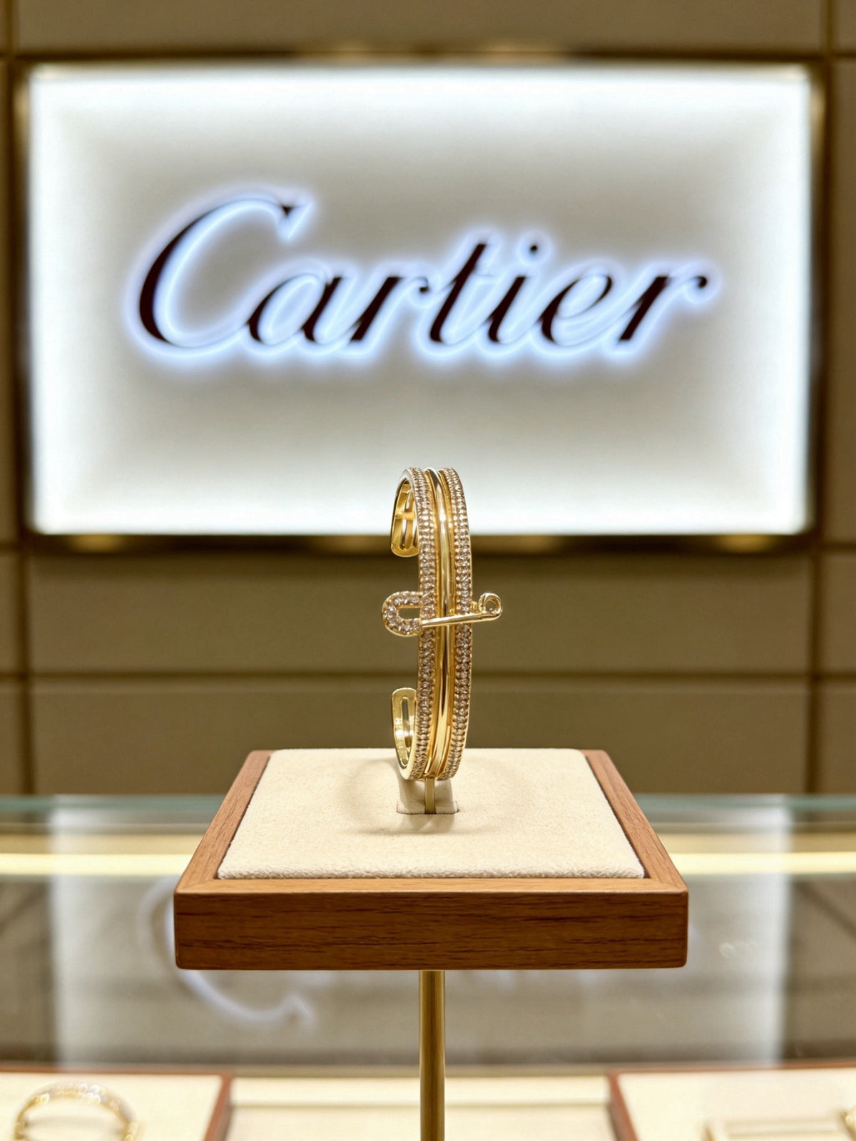 Sculptural Statement Bracelet in Gold-Tone – Design 141 close-up detail