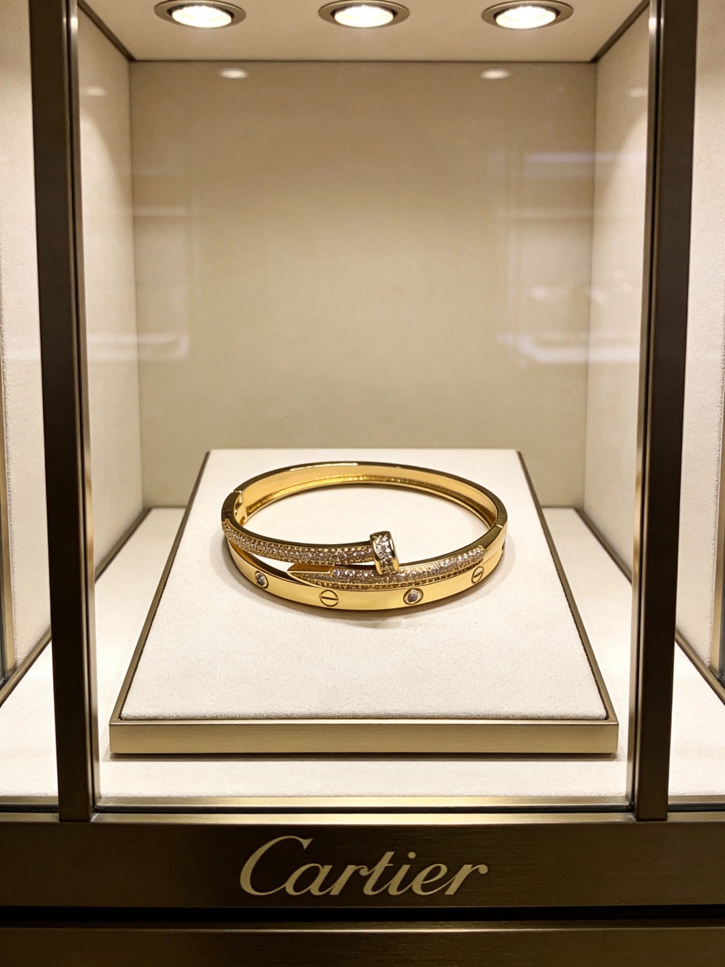 Sculptural Statement Bracelet in Gold-Tone – Design 137 close-up detail