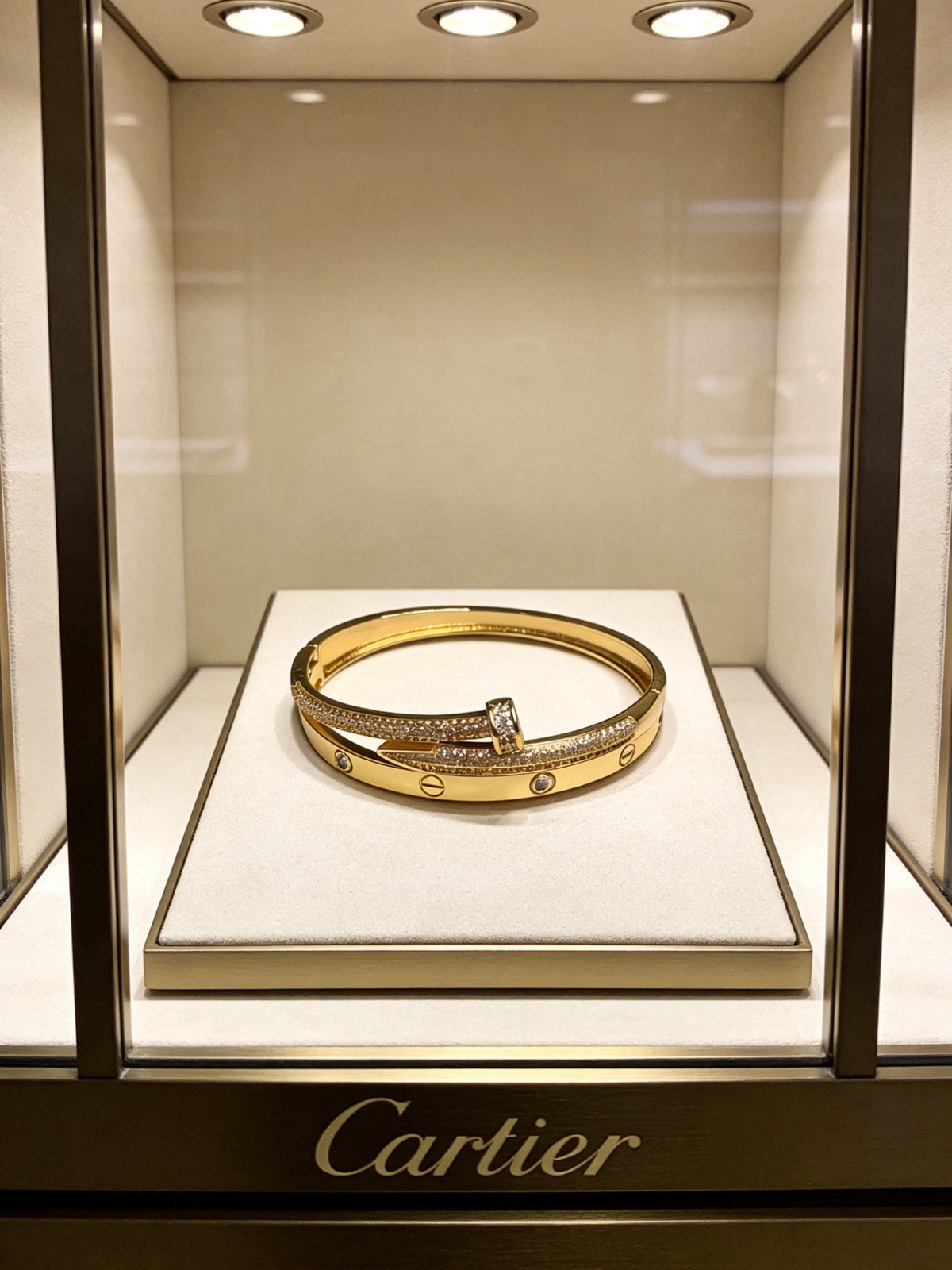 Sculptural Statement Bracelet in Gold-Tone – Design 137 close-up detail