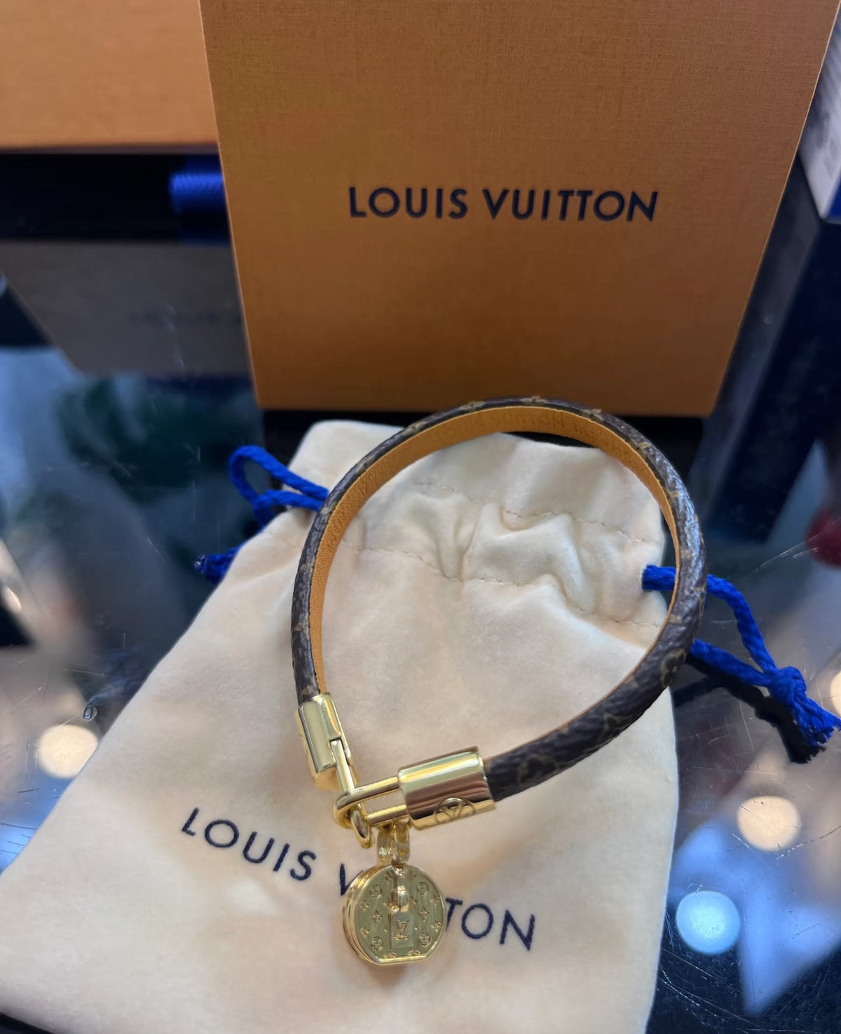 Bag Motif Bangle in Gold-Tone – Bag Detail – Design 002 detail view