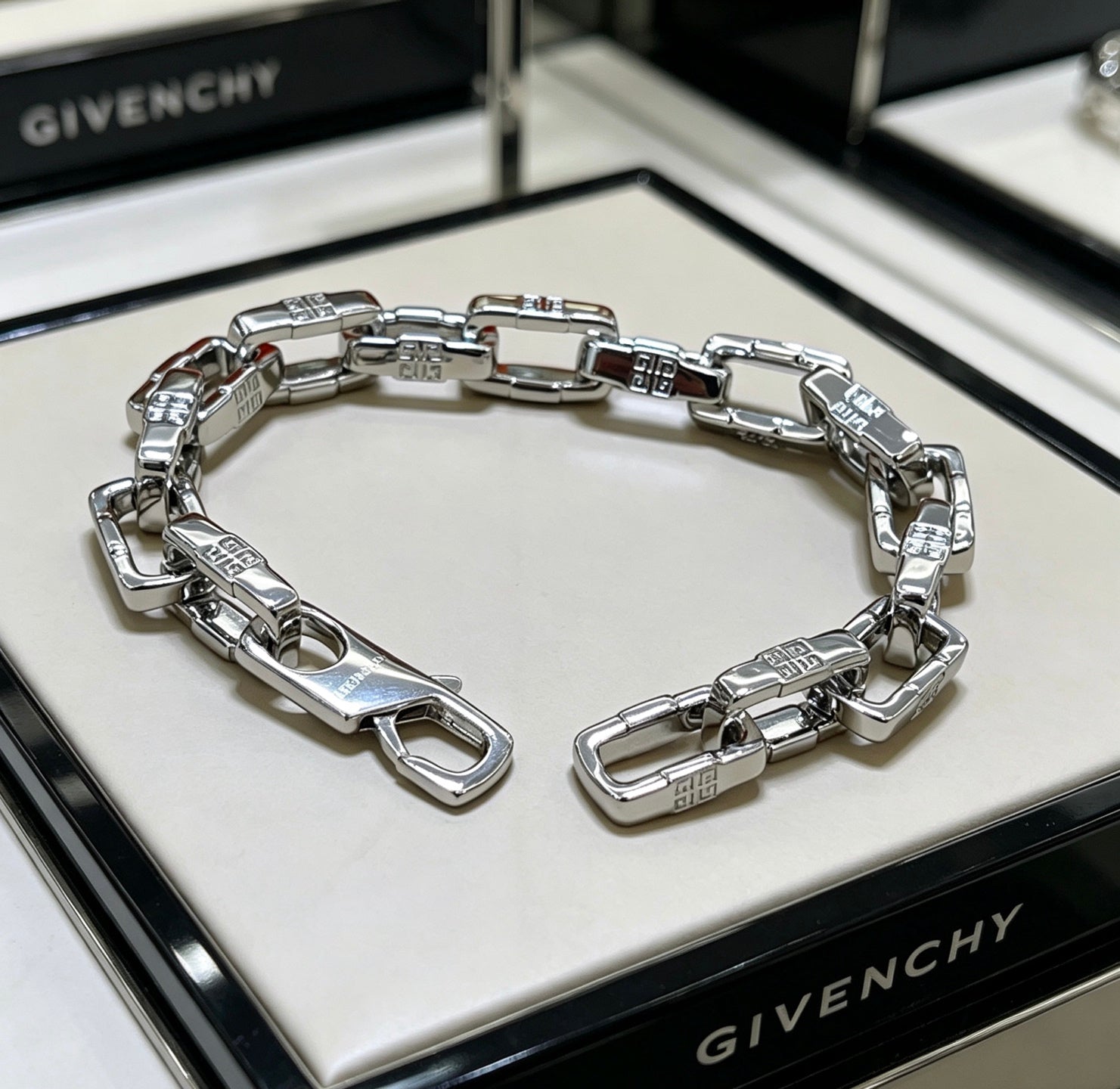 4G Emblem Emblem Bracelet – Design 05 front view