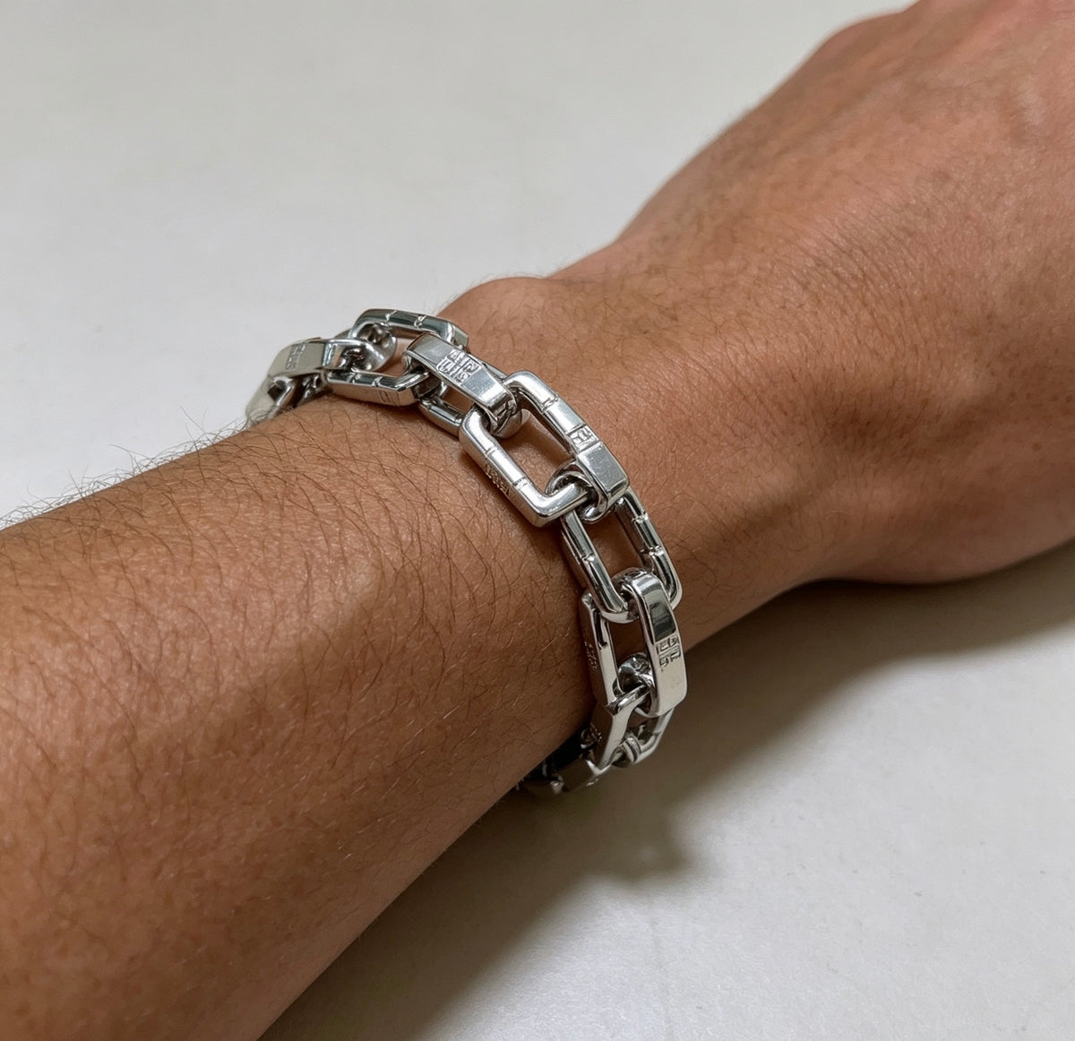 4G Emblem Emblem Bracelet – Design 05 styled detail