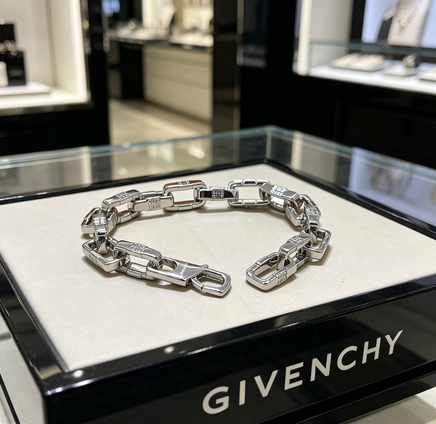 4G Emblem Emblem Bracelet – Design 05 close-up view