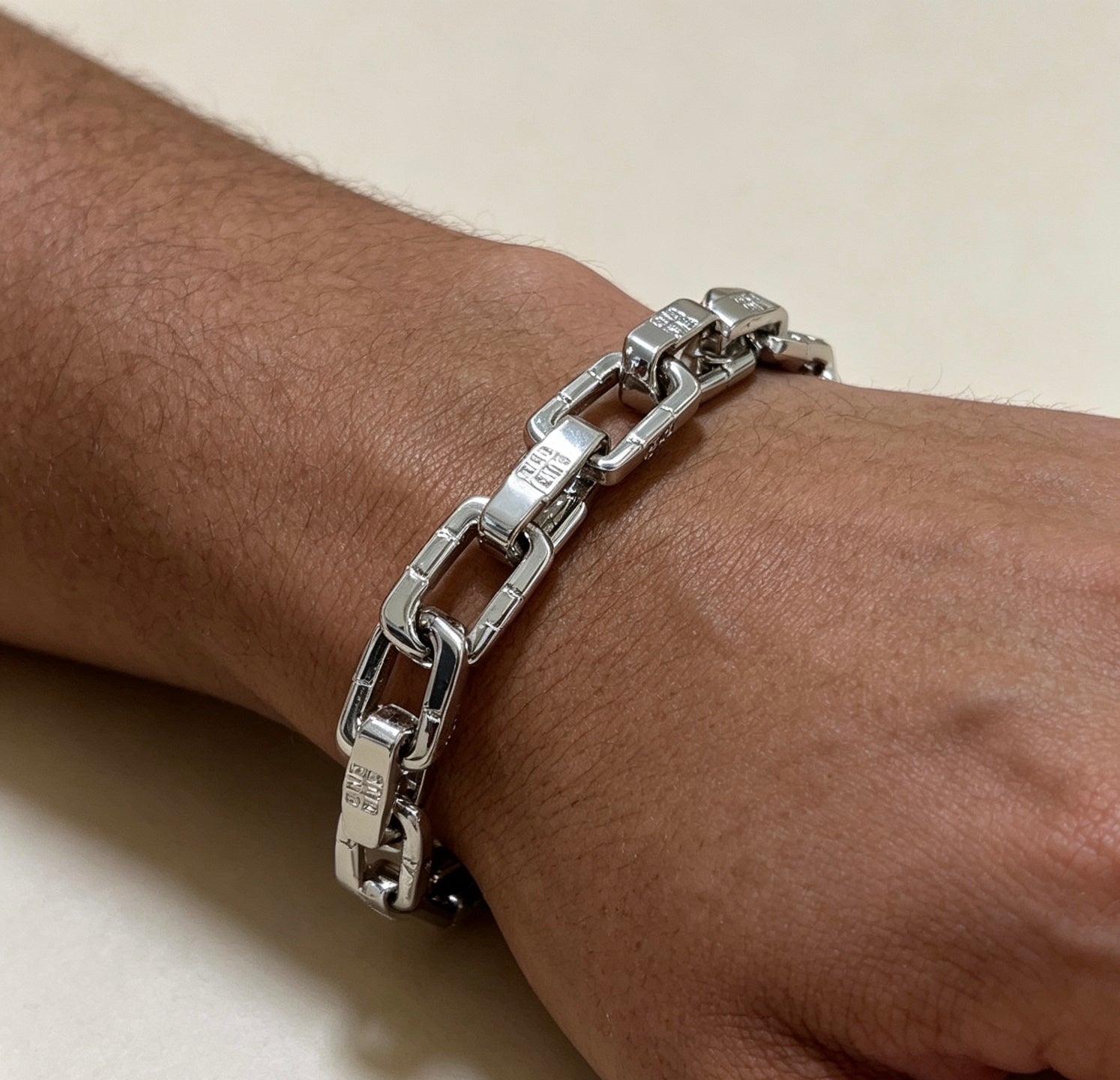 4G Emblem Emblem Bracelet – Design 11 detail view
