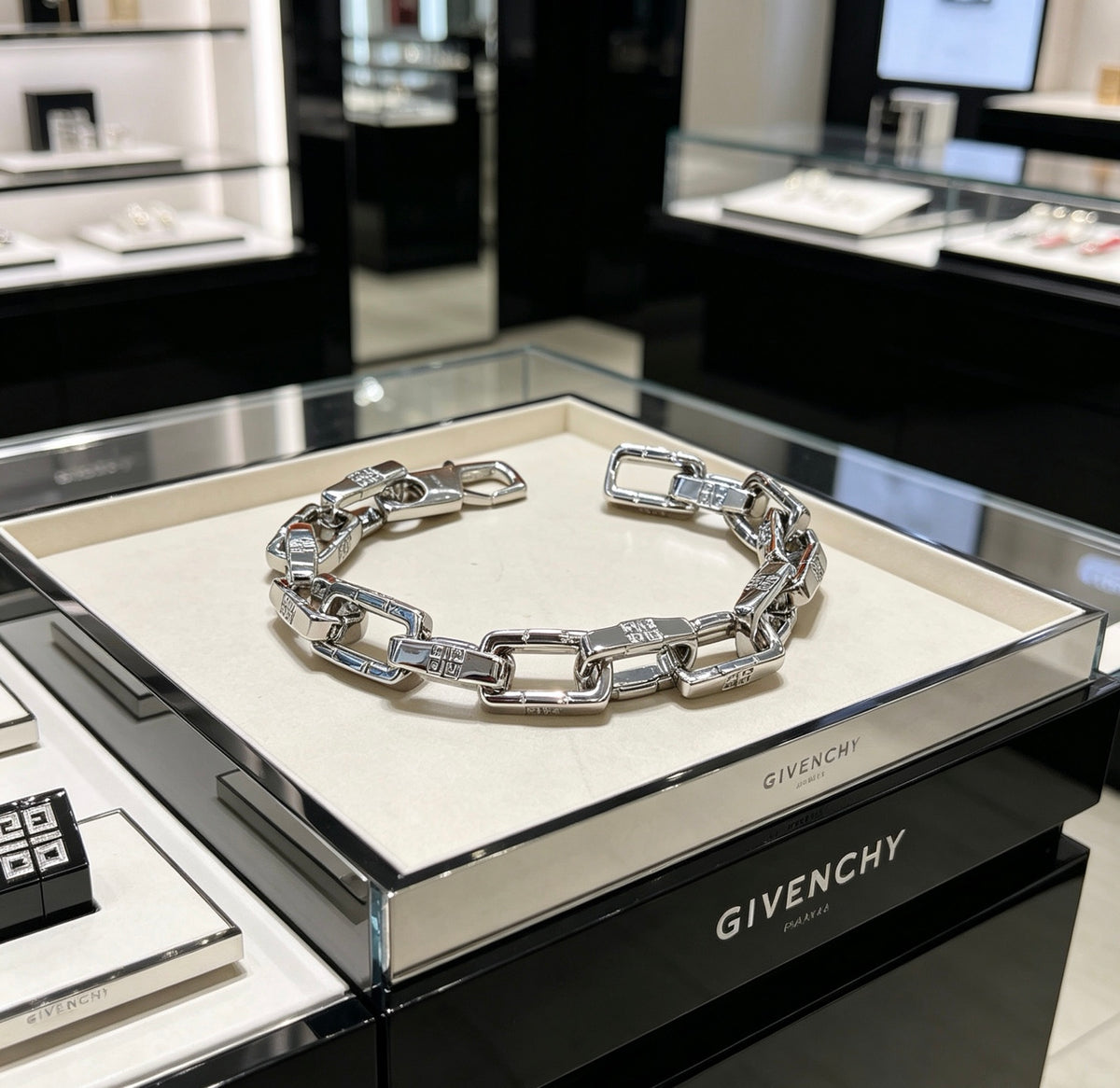 4G Emblem Emblem Bracelet – Design 11 main product view