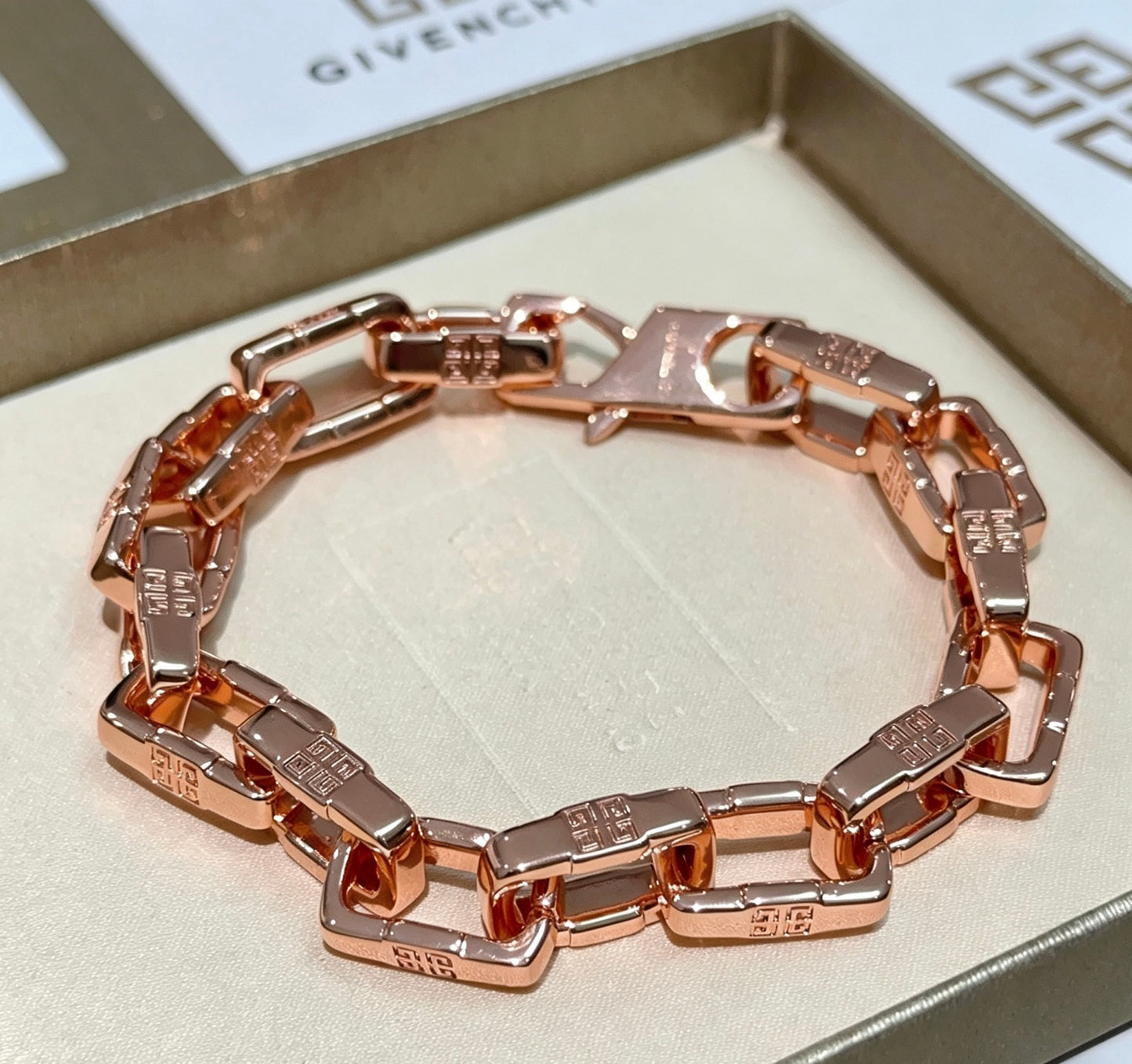 4G Emblem Emblem Bracelet – Design 04 styled detail