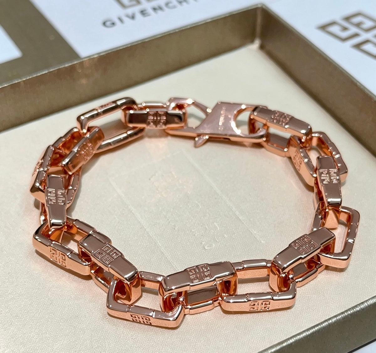 4G Emblem Emblem Bracelet – Design 04 styled detail
