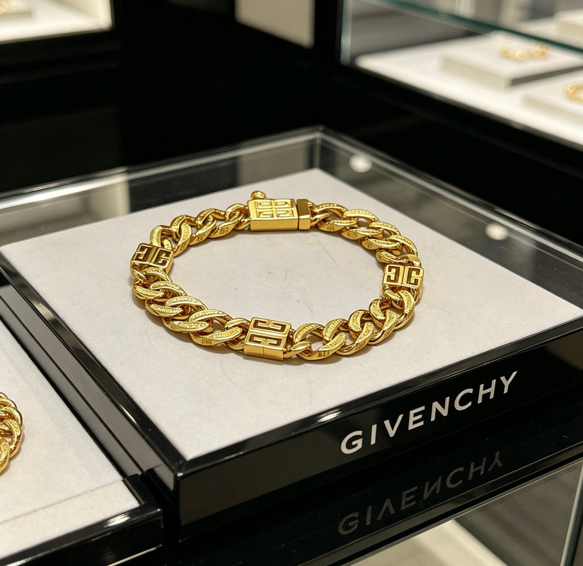 4G Emblem Emblem Bracelet – Design 08 detail view