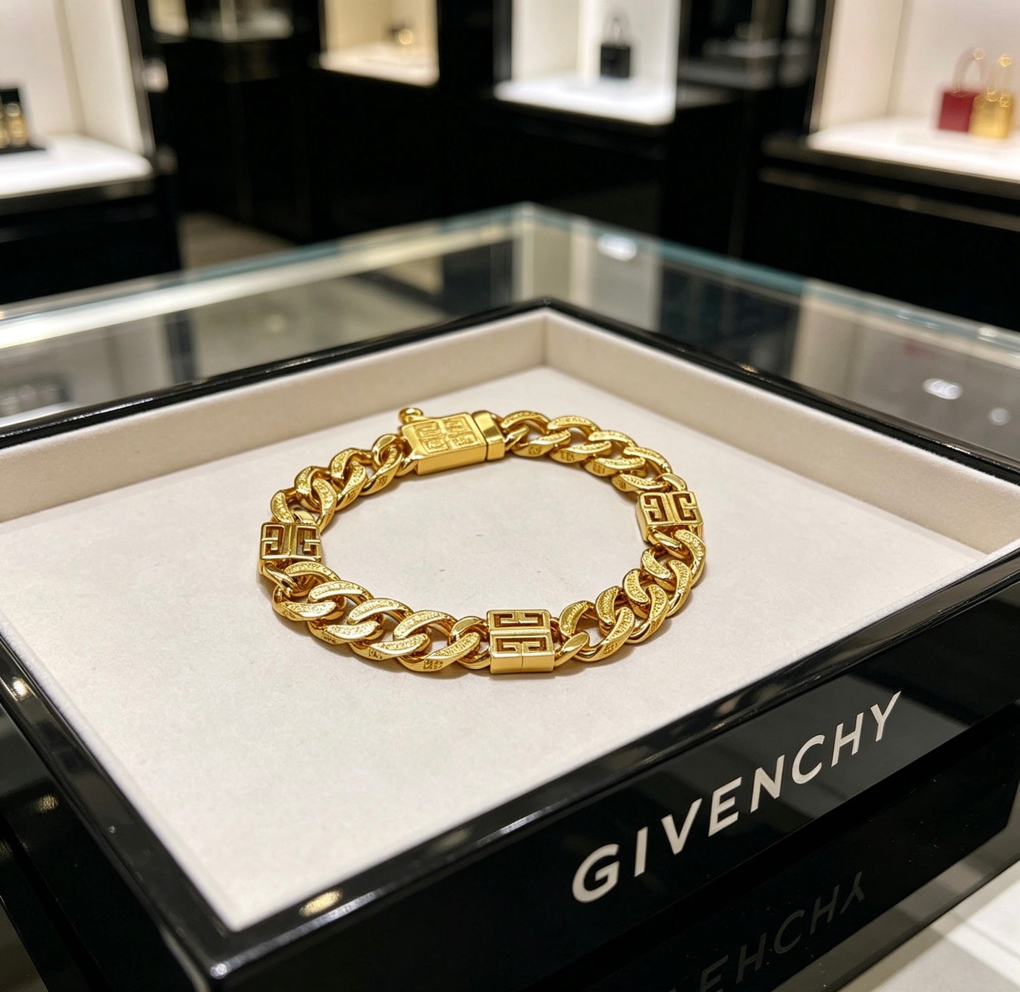 4G Emblem Emblem Bracelet – Design 02 close-up view