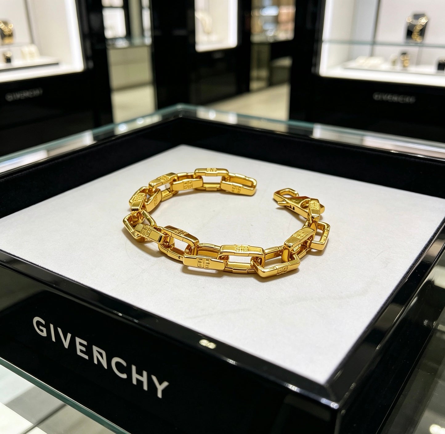 4G Emblem Emblem Bracelet – Design 07 close-up view