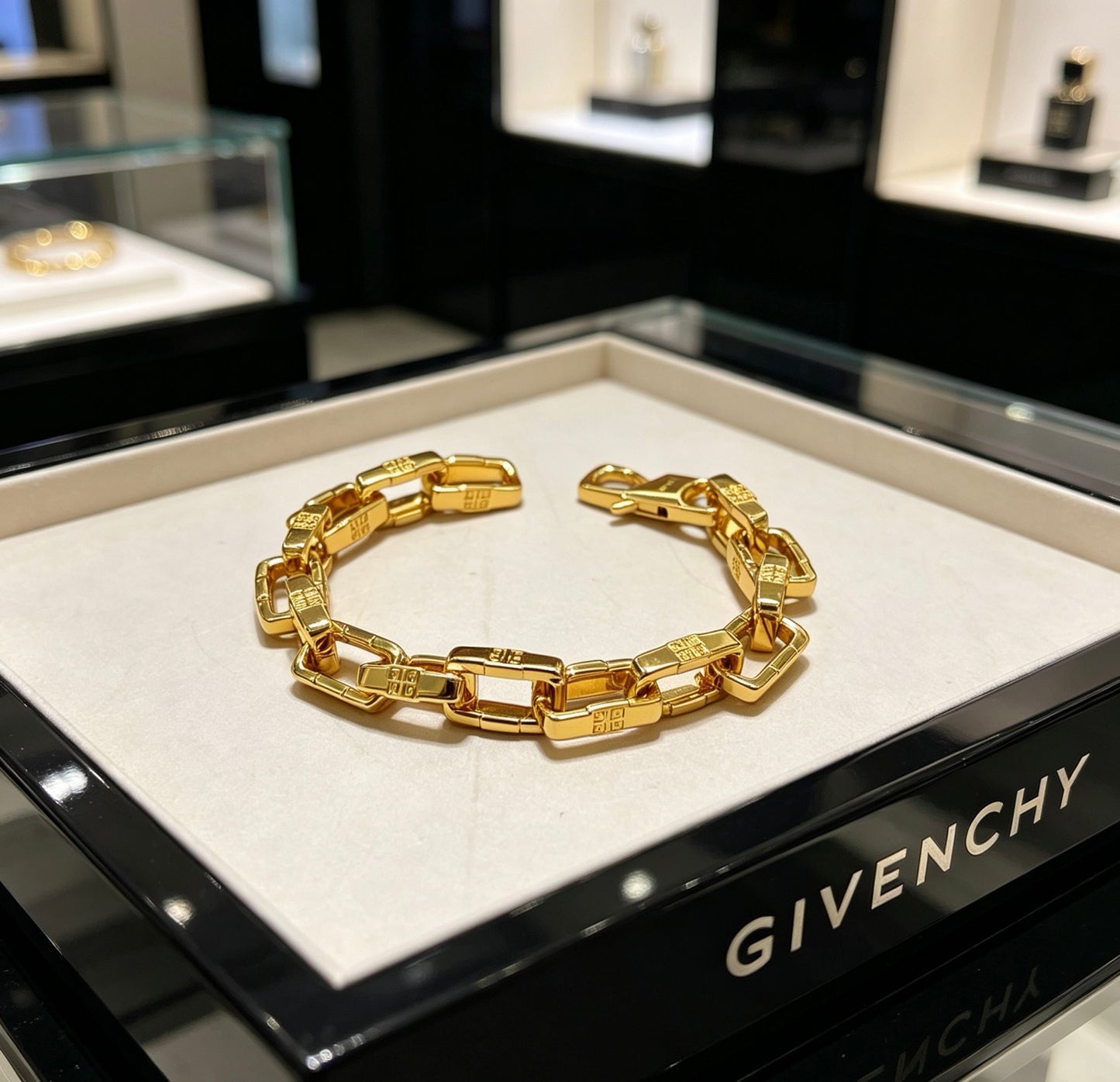 4G Emblem Emblem Bracelet – Design 01 detail view