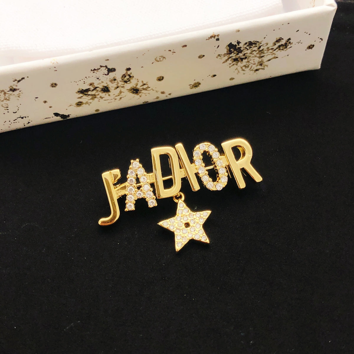 Star Motif Brooch Pin in Polished Metal-Tone – Design 006 detail view