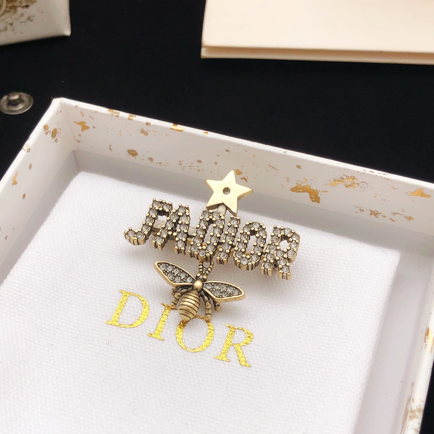 Star Motif Brooch Pin in Polished Metal-Tone – Design 005 detail view