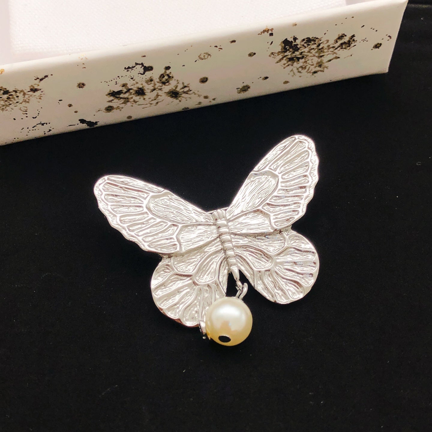 Bow & Butterfly Motif Brooch Pin in Polished Metal-Tone – Design 002 main product view