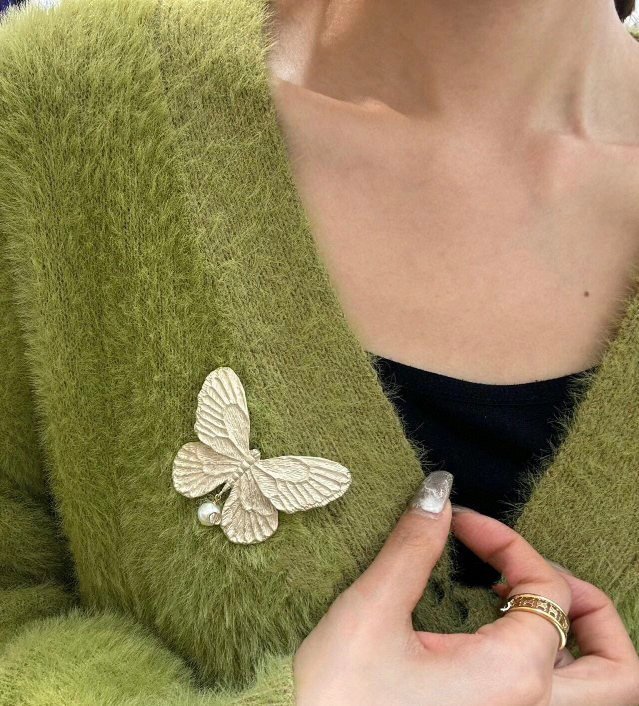Bow & Butterfly Motif Brooch Pin in Polished Metal-Tone – Design 002 close-up detail