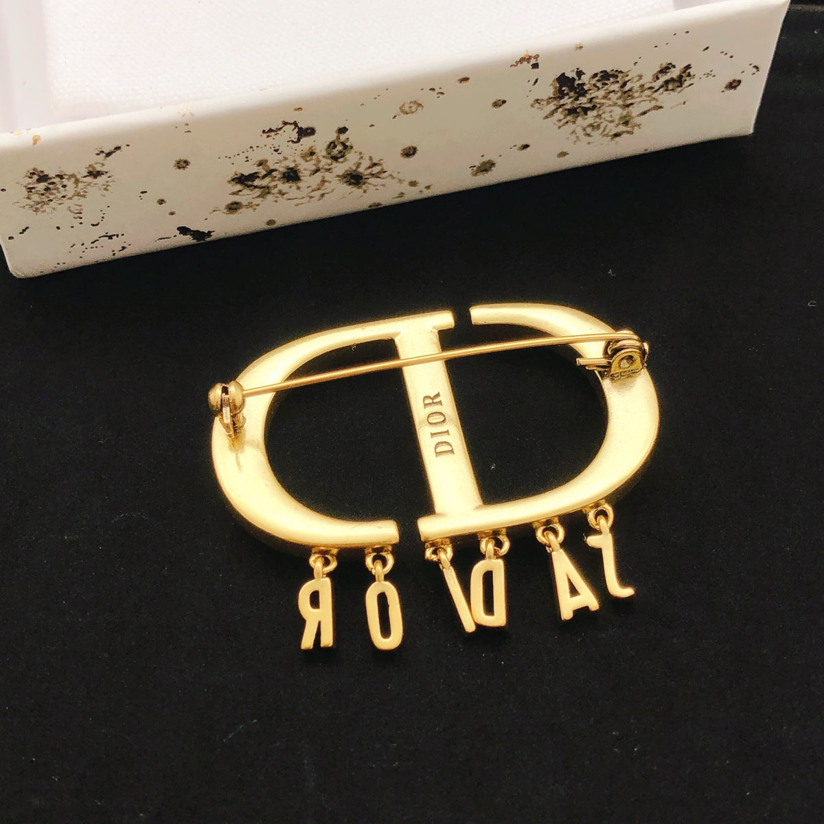 Graphic Letter Motif Brooch Pin in Polished Metal-Tone – Design 010 side detail