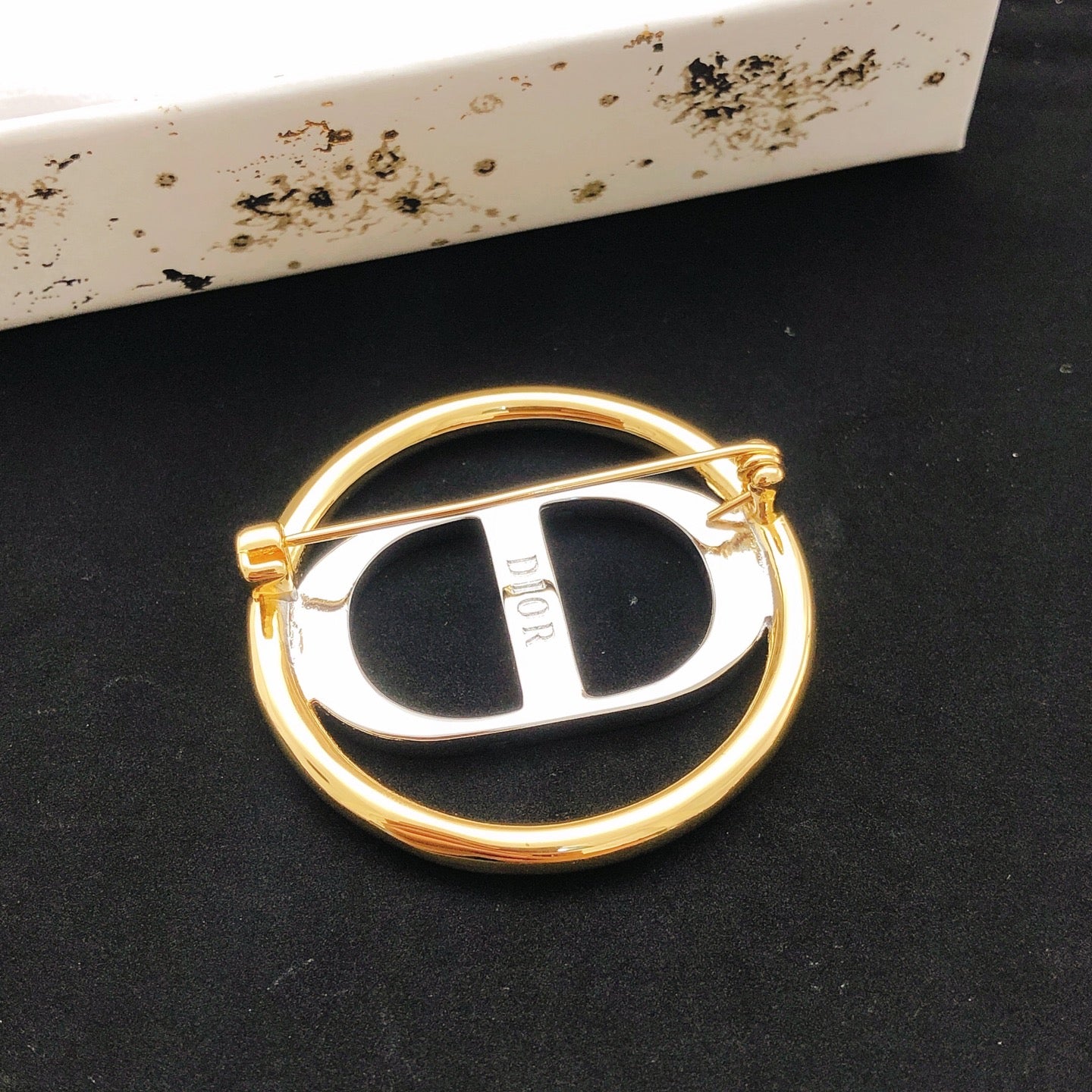 Sculptural Jewelry Accessory in Silver-Tone – Design 001 detail view