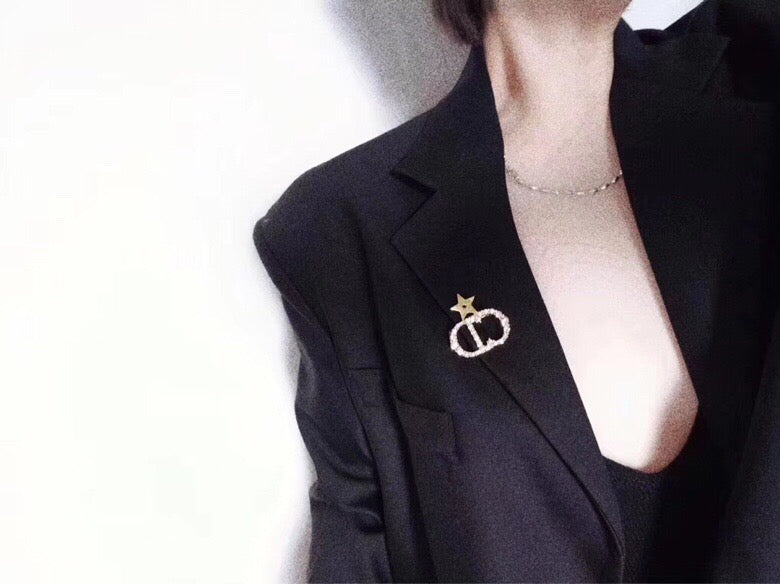 Star Motif Brooch Pin in Polished Metal-Tone – Design 003 detail view