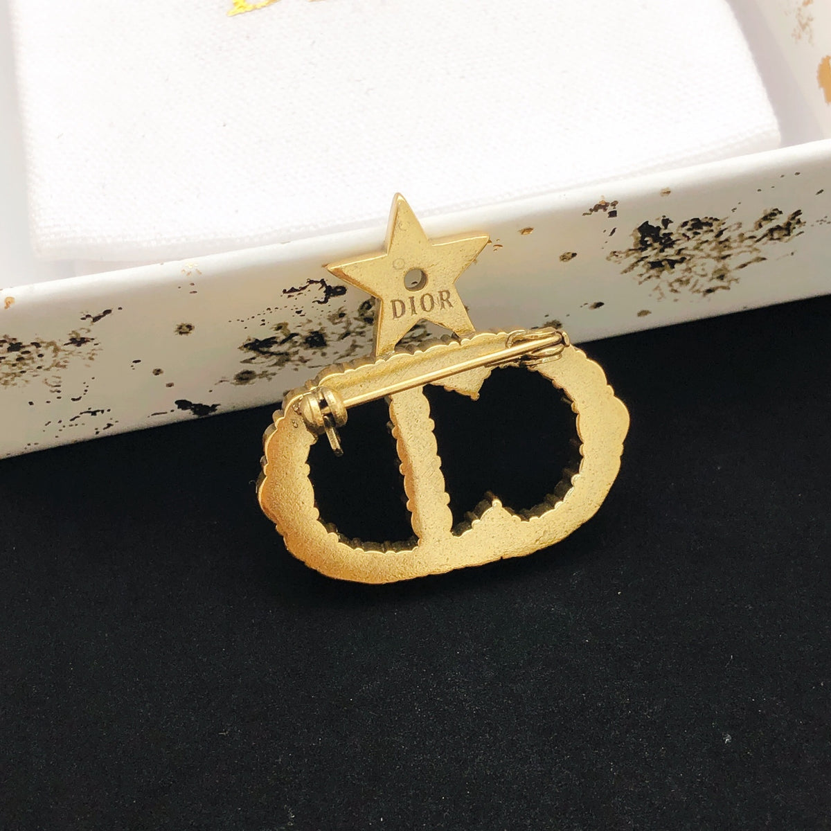 Star Motif Brooch Pin in Polished Metal-Tone – Design 003 detail view