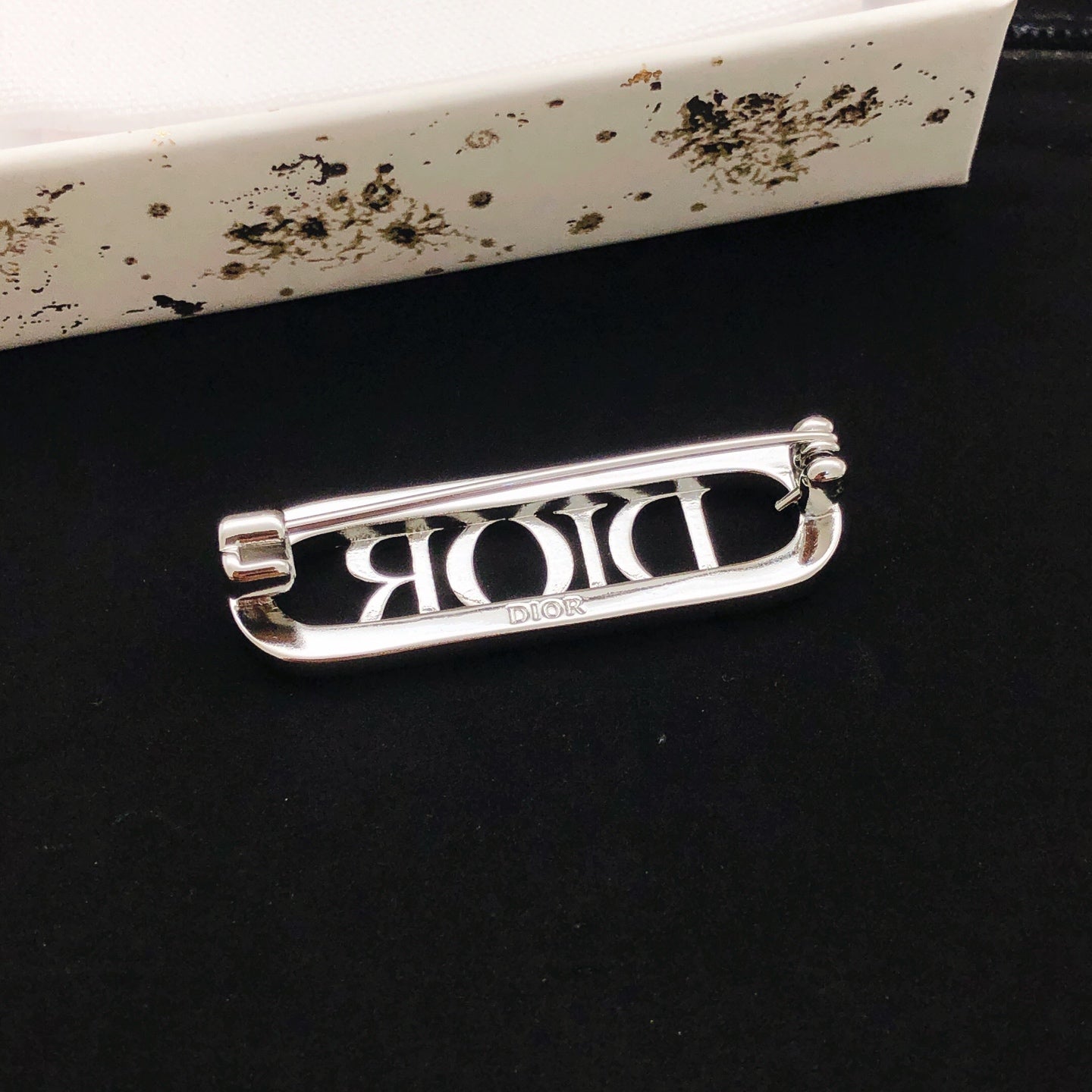 Graphic Letter Motif Brooch Pin in Polished Metal-Tone – Design 009 side detail
