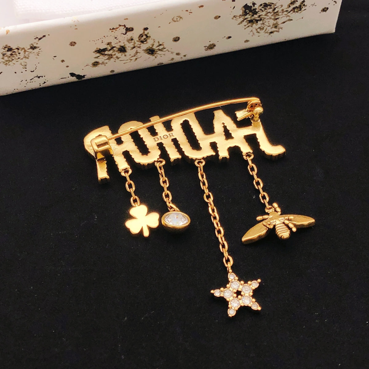 Star Motif Brooch Pin in Polished Metal-Tone – Design 002 detail view