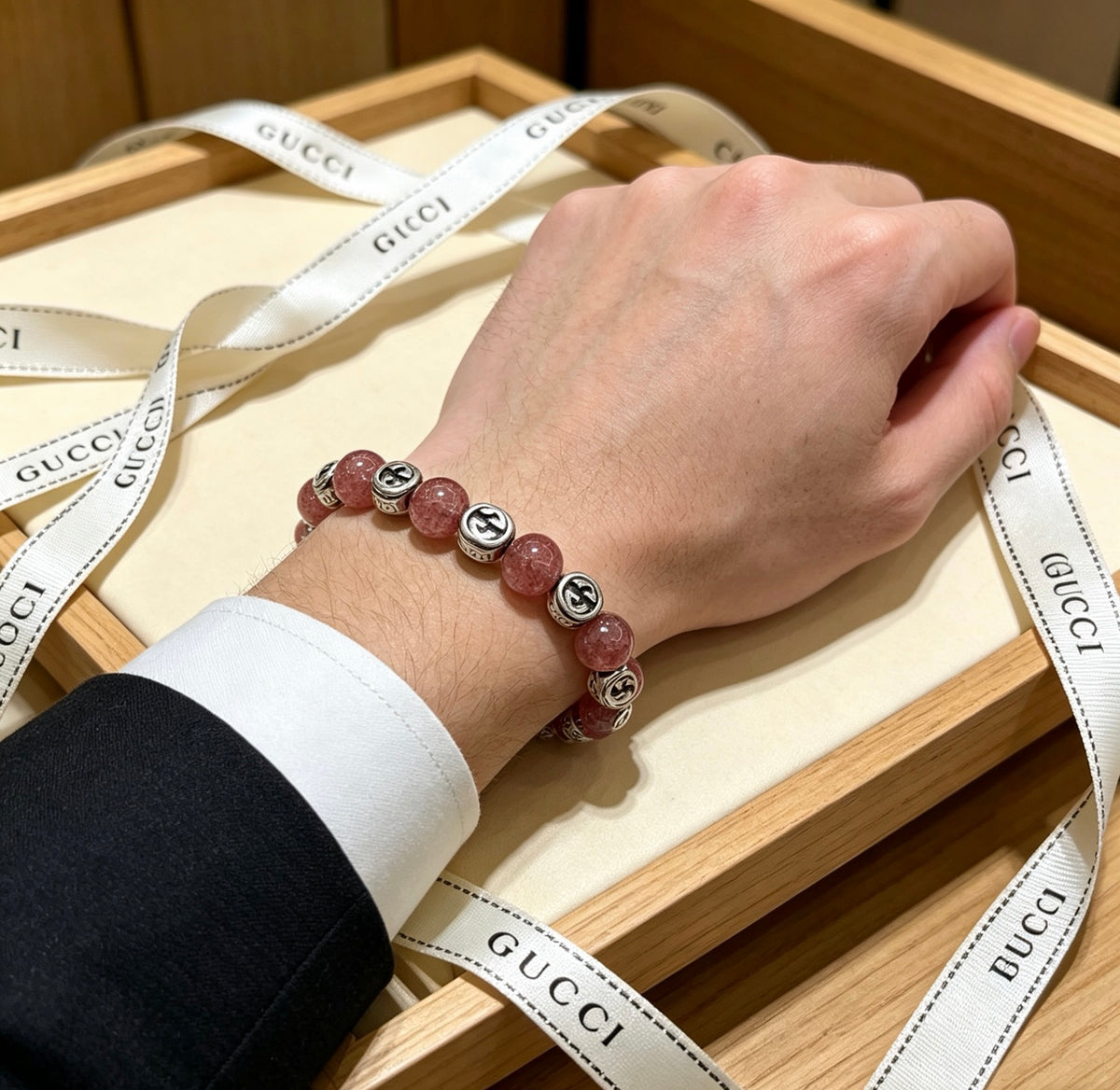 Double-G Emblem Beaded Bracelet in Polished Metal-Tone – Agate Detail – Design 013 detail view