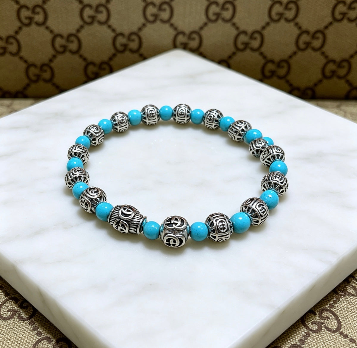 Double-G Emblem Beaded Bracelet in Polished Metal-Tone – Agate Detail – Design 012 close-up detail