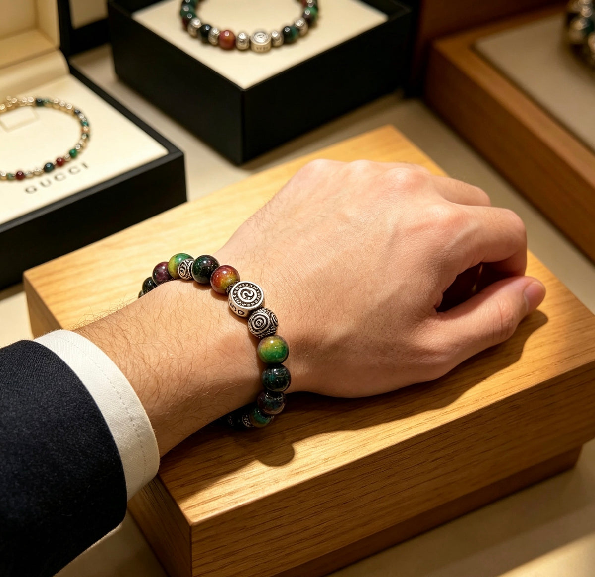 Double-G Emblem Beaded Bracelet in Polished Metal-Tone – Agate Detail – Design 022 detail view