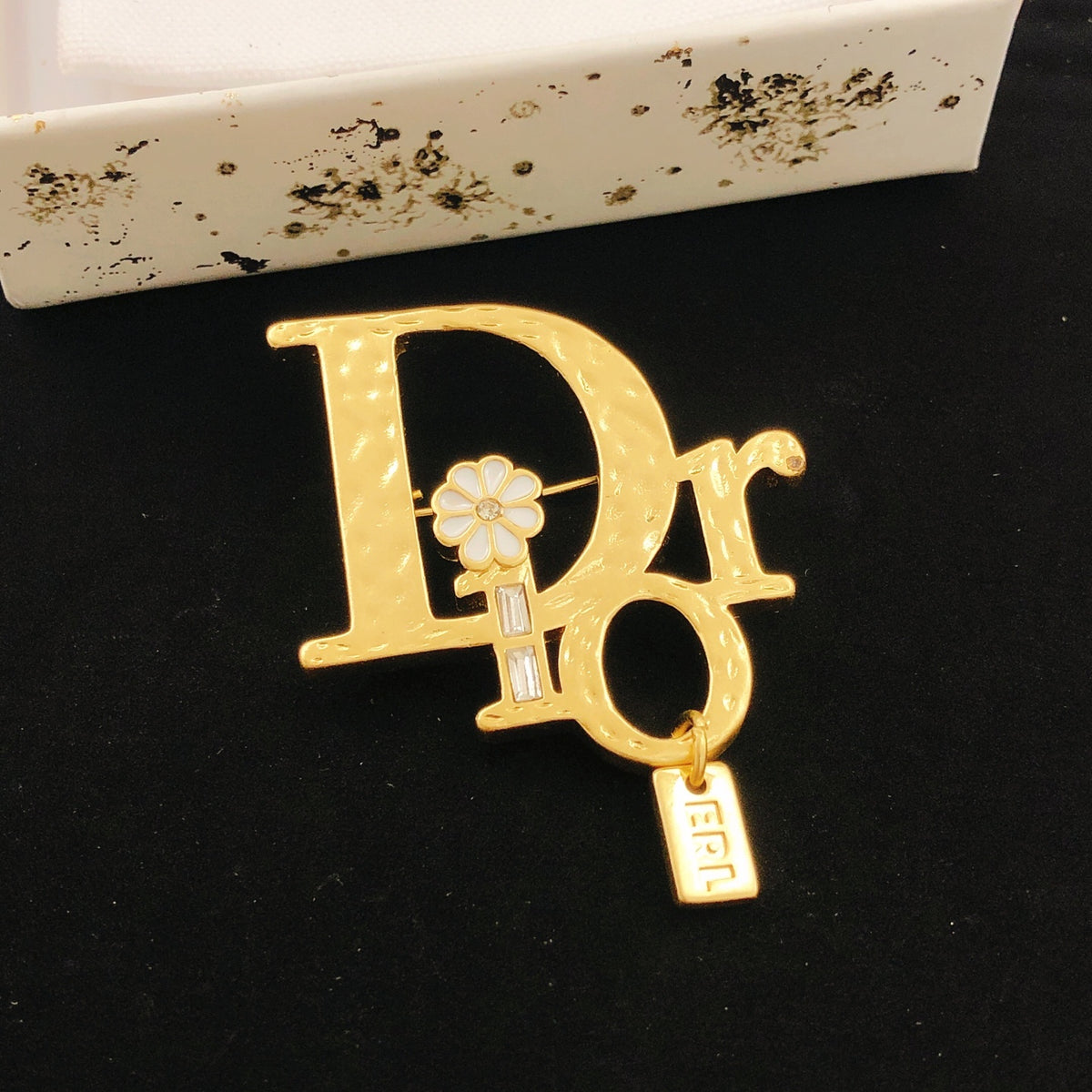Graphic Letter Motif Brooch Pin in Polished Metal-Tone – Design 008 detail view