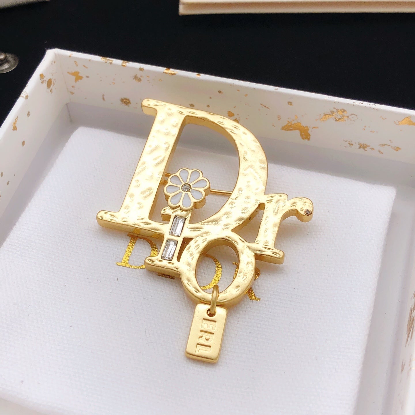 Graphic Letter Motif Brooch Pin in Polished Metal-Tone – Design 008 side detail