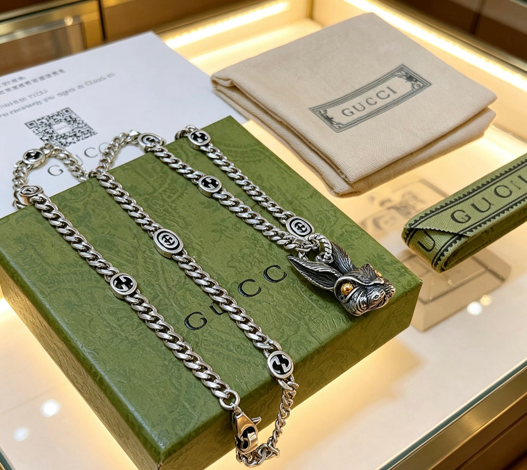 Double-G Emblem Pendant Necklace in Silver-Tone – Vintage Detail – Design 018 close-up detail