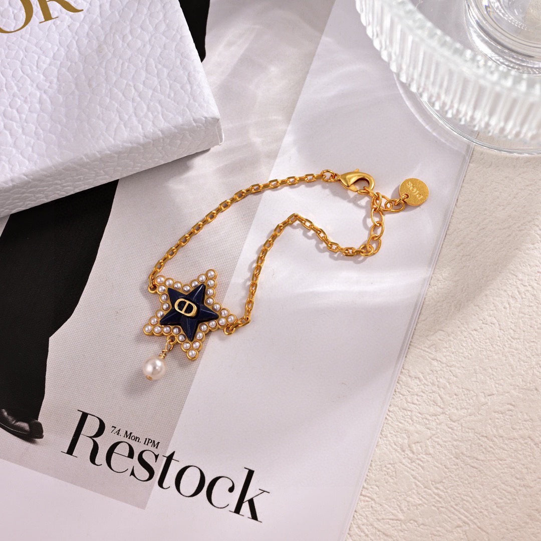 Graphic Letter Motif Pendant Necklace in Polished Metal-Tone – Design 032 close-up detail