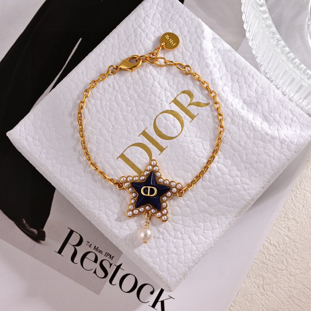 Graphic Letter Motif Pendant Necklace in Polished Metal-Tone – Design 032 side detail