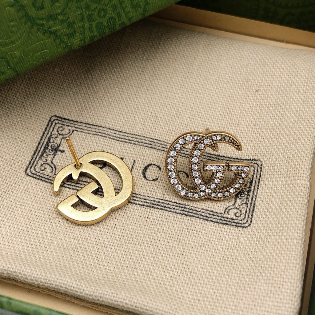 Double-G Emblem Stud Earrings in Polished Metal-Tone – Design 021 close-up detail