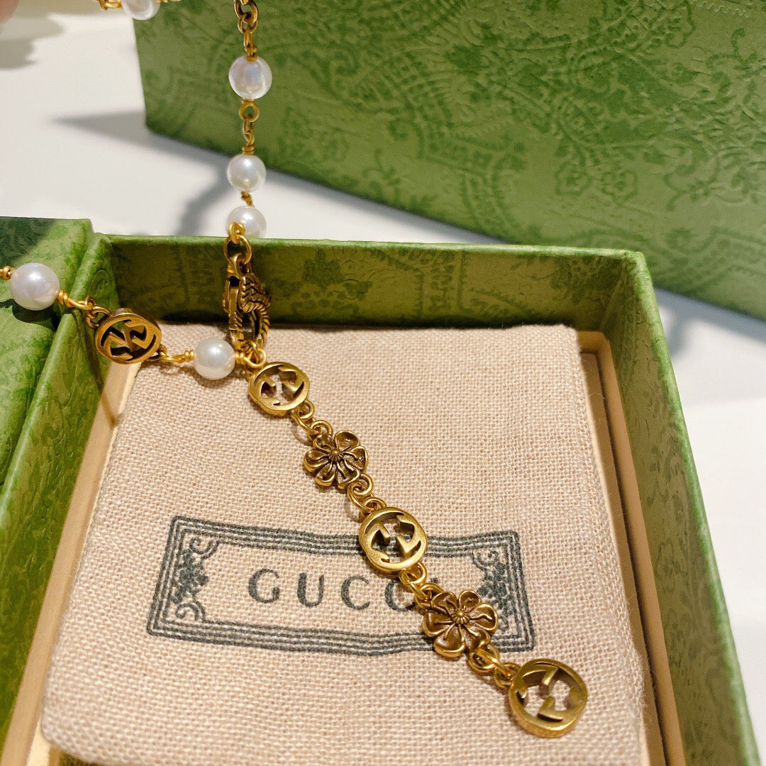 Letter Pearl-Detail Pendant Necklace – Pearl Detail – Design 004 detail view