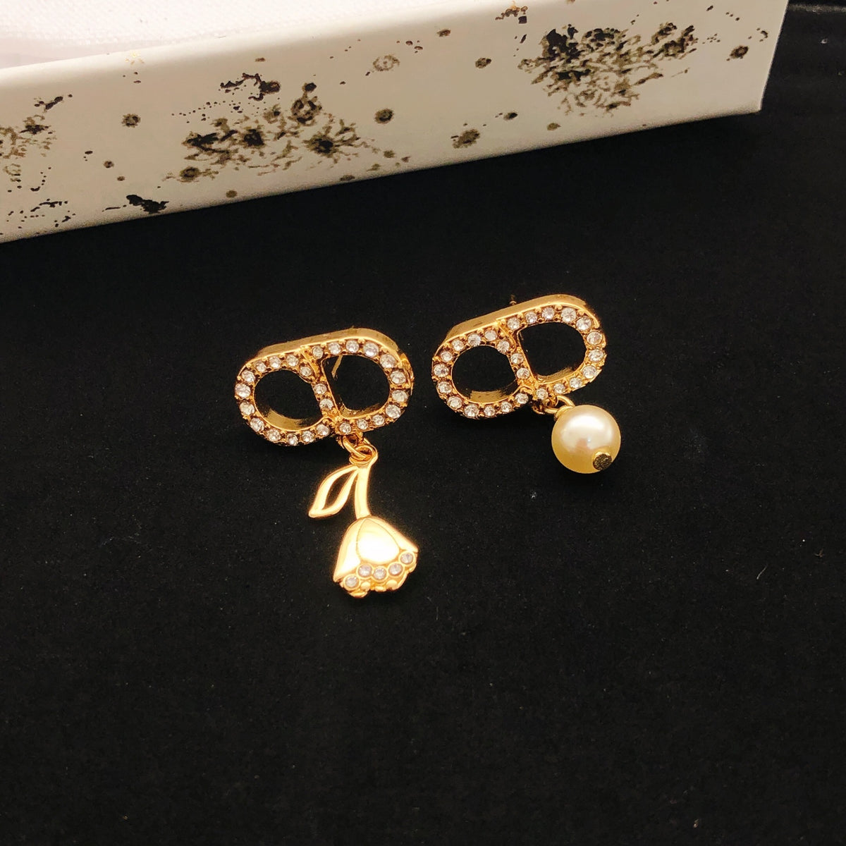Pearl-Style Motif Stud Earrings in Polished Metal-Tone with Pearl-Style Detail – Design 012 side detail