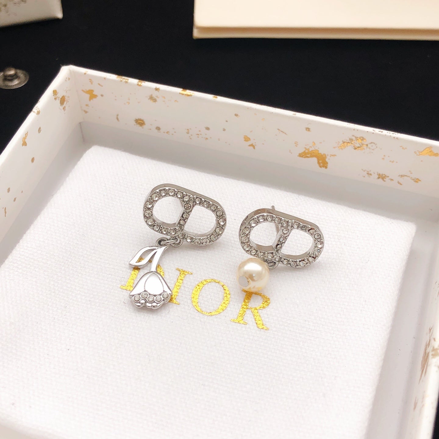 Pearl-Style Motif Stud Earrings in Polished Metal-Tone with Pearl-Style Detail – Design 011 side detail