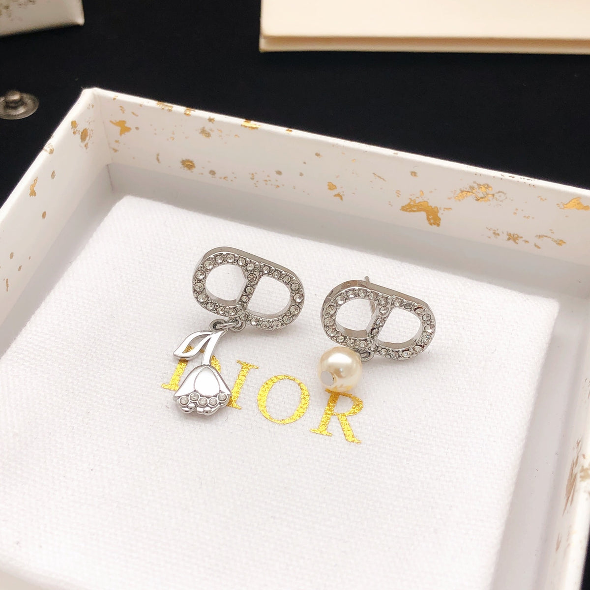 Pearl-Style Motif Stud Earrings in Polished Metal-Tone with Pearl-Style Detail – Design 011 side detail