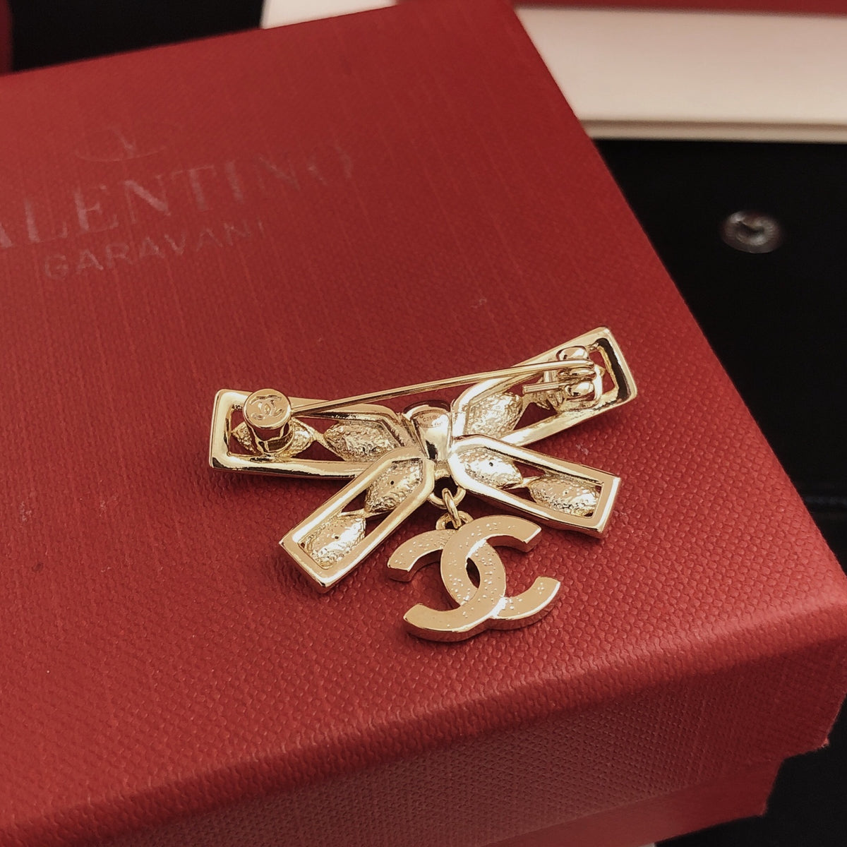 Bow Brooch in Gold-Tone – Design 005 side detail