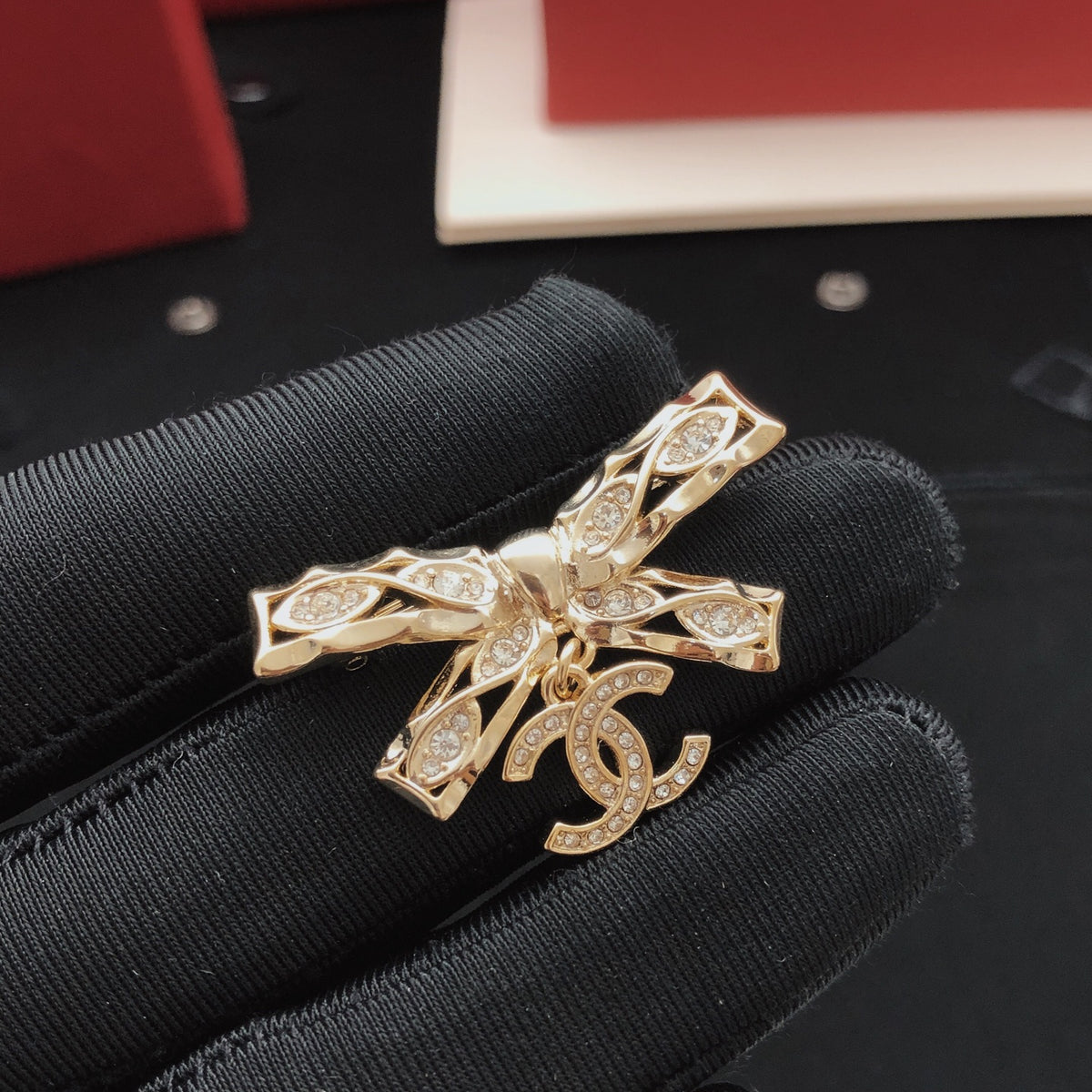 Bow Brooch in Gold-Tone – Design 005 close-up detail