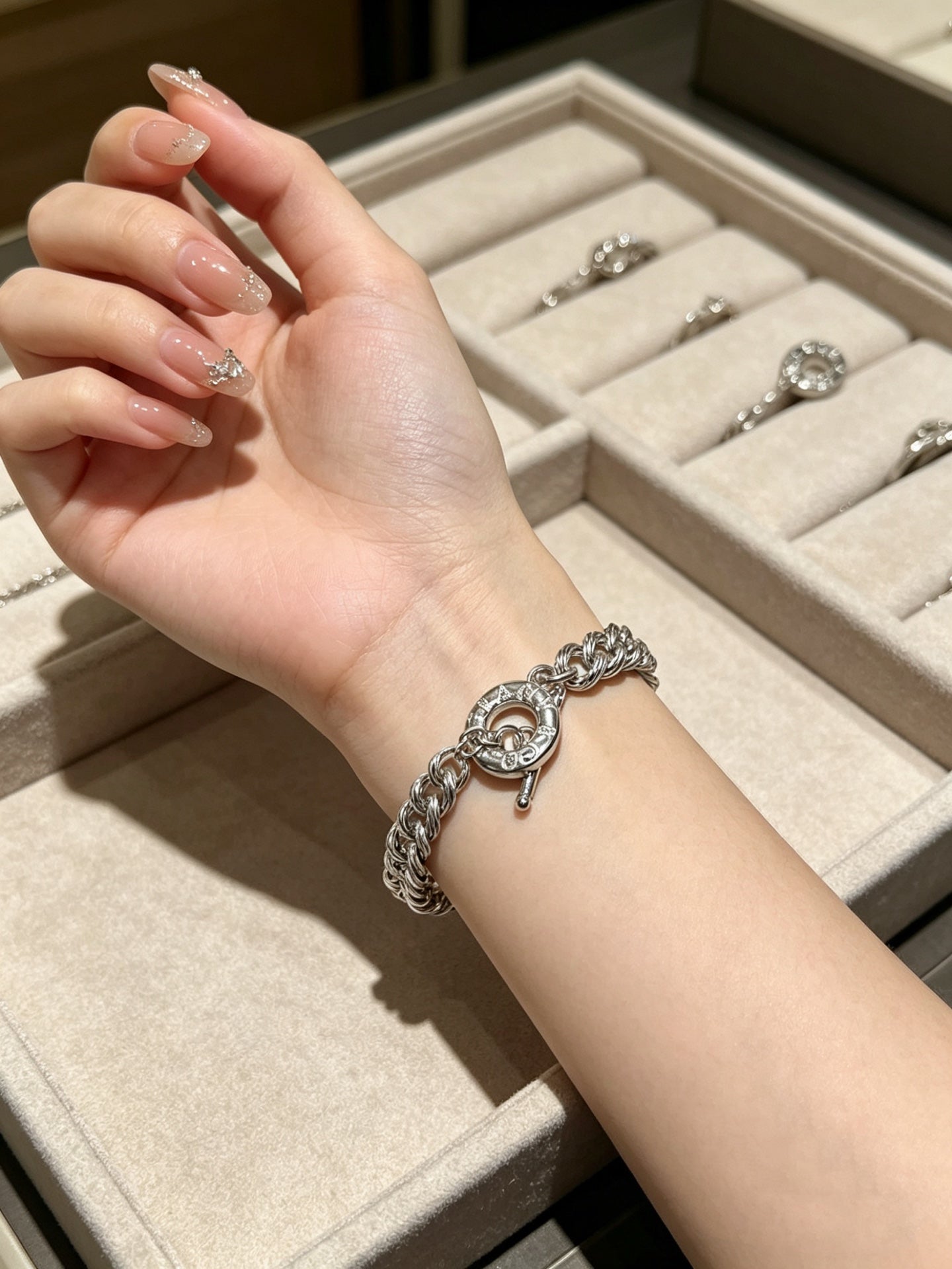 Signature Motif Bracelet in Silver-Tone – Vintage Detail – Design 80 main product view