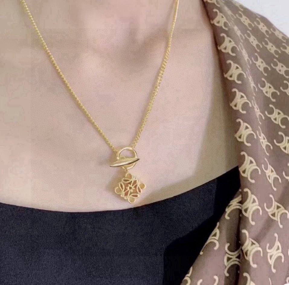 Floral Motif Pendant Necklace in Silver-Tone – Design 02 detail view