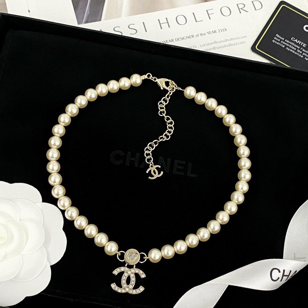 Pearl Pearl-Detail Pendant Necklace – Pearl Detail – Design 055 detail view