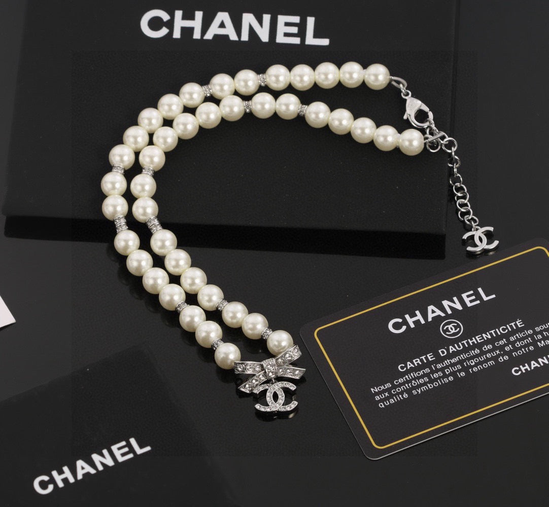 Bow Pearl-Detail Pendant Necklace – Pearl Detail – Design 003 detail view