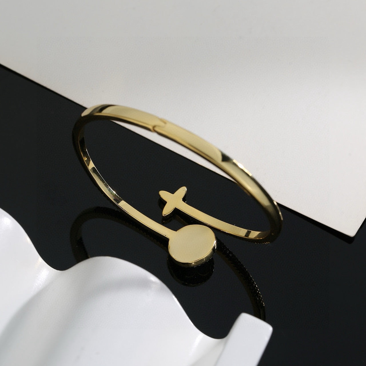 Clover Bangle in Polished Metal-Tone – Clover Detail – Design 014 detail view