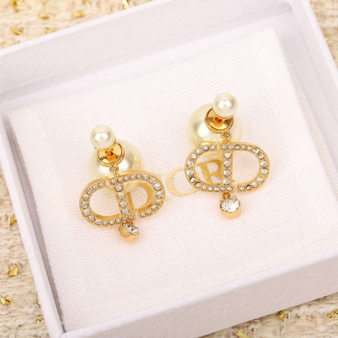 Pearl-Style Motif Stud Earrings in Polished Metal-Tone with Pearl-Style Detail – Design 014 side detail